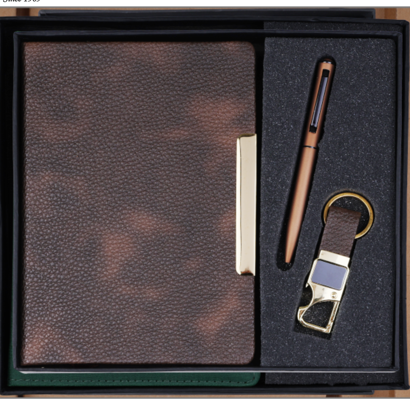 A Jalani Diary gift set in a black presentation box, featuring a brown textured leather notebook, a matching brown pen, and a leather keychain with gold-tone hardware, shown on a white background with the Jalani Diary logo and product number 2026526.